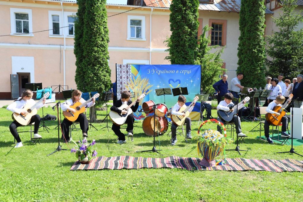 У Комаргороді відбувся благодійний концерт у старовинному парку палацу