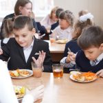 З 1 вересня всі учні 1–11 класів в Україні мають отримувати безкоштовні обіди