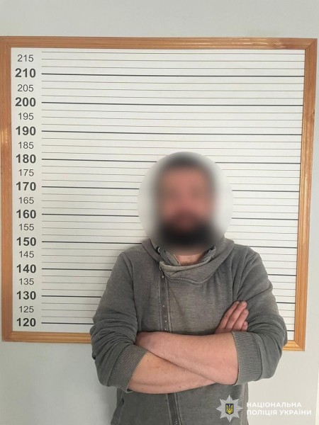 У Вінниці нетверезий чоловік серед ночі пограбував перехожого у дворі будинку