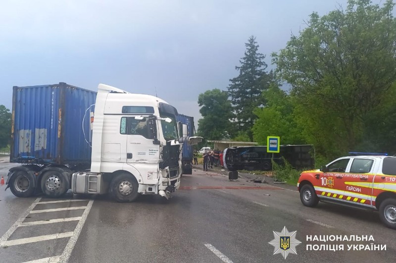 На Вінниччині вантажівка зіткнулася з рейсовим автобусом: постраждали вісім людей