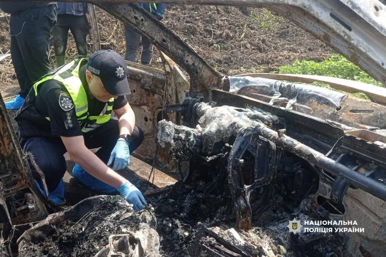 Поліція з’ясовує обставини смерті людини у пошкодженому вогнем автомобілі на Вінниччині