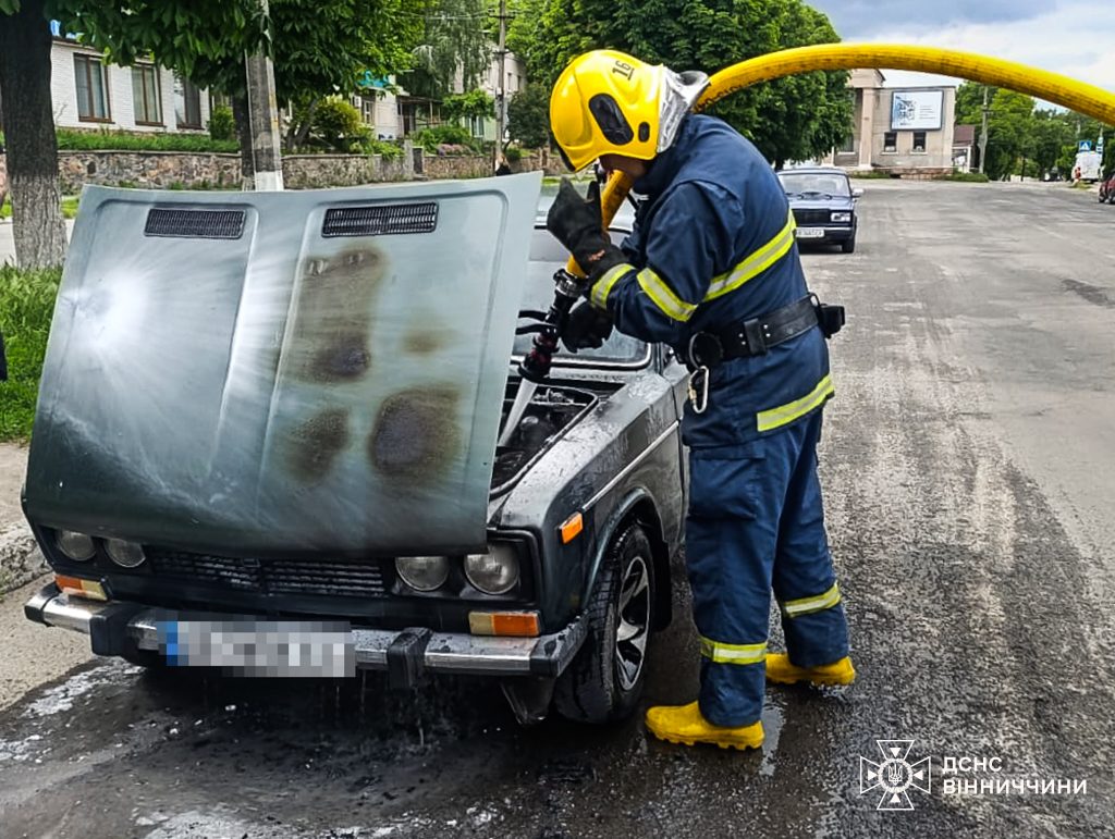 У Бершаді під час руху загорівся легковик