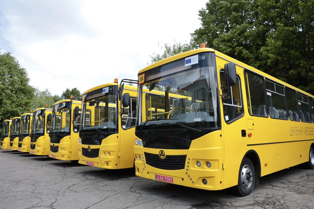 Шість громад Вінниччини отримали нові інклюзивні шкільні автобуси