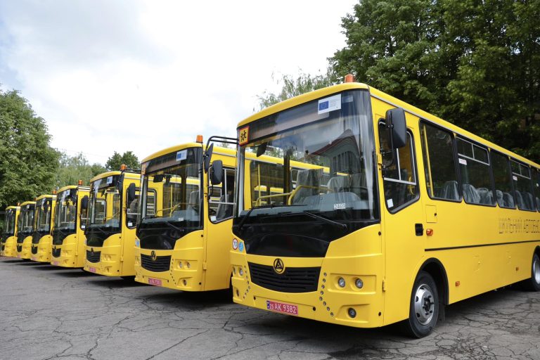 Шість громад Вінниччини отримали нові інклюзивні шкільні автобуси