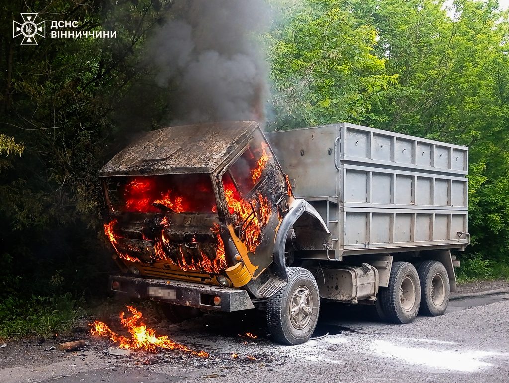 Вантажівка із зерном загорілася під час руху на Вінниччині