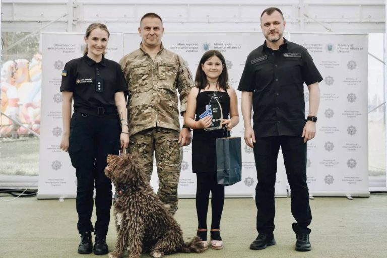 9-річна дівчинка з Вінниччини врятувала двох братів під час пожежі та отримала відзнаку МВС