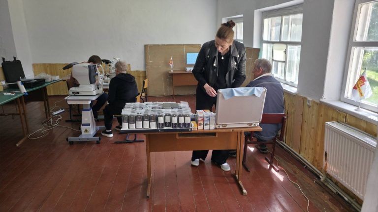 Жителі Бруслинова отримали безкоштовні окуляри та консультації офтальмологів у межах проєкту «Лікаря в село»