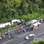 Автобус перекинувся на Хмельниччині: серед постраждалих дитина з Вінниччини