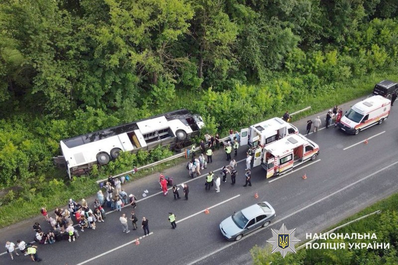 Автобус перекинувся на Хмельниччині: серед постраждалих дитина з Вінниччини