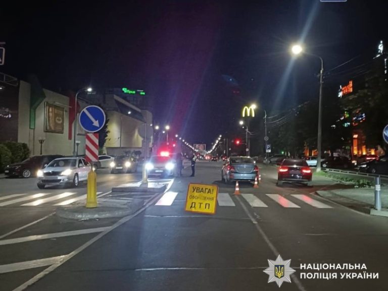 У Вінниці на пішохідному переході автомобіль збив 22-річну дівчину