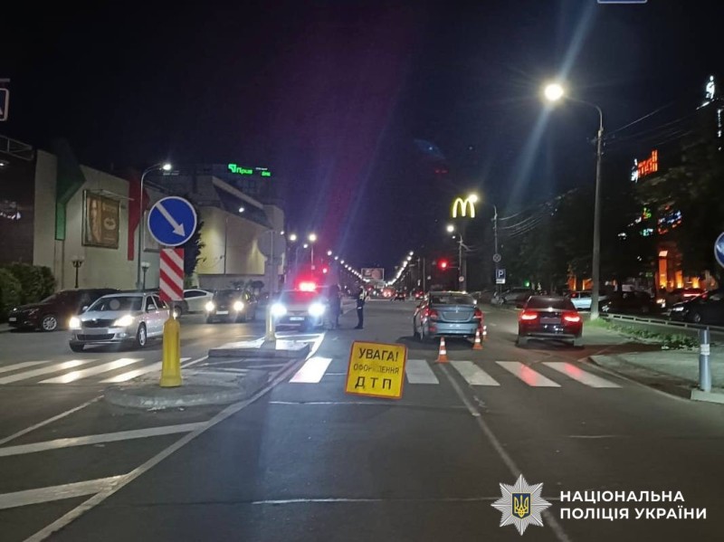 У Вінниці на пішохідному переході автомобіль збив 22-річну дівчину
