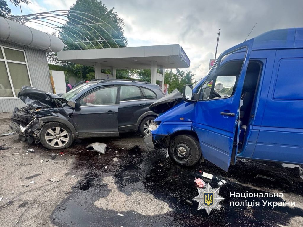 Біля Комарова на Вінниччині зіткнулися три автомобілі: є постраждалий