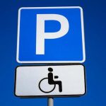 Чи можна паркуватися на місці для людей з інвалідністю без відповідного знака