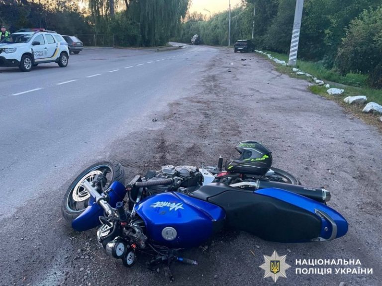 Двоє постраждалих у ДТП на Вінниччині: мотоцикл зіткнувся з припаркованим авто