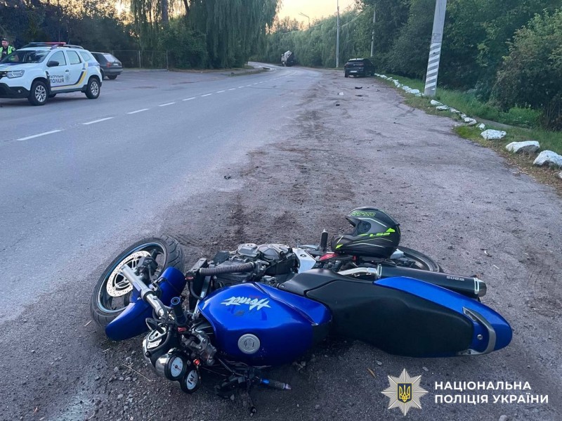 Двоє постраждалих у ДТП на Вінниччині: мотоцикл зіткнувся з припаркованим авто
