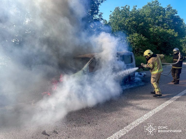 Два автомобілі загорілися на Вінниччині: одна з пожеж виникла через несправність електросистеми