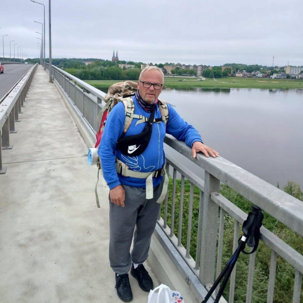 Латвійський волонтер пішки подолав понад 1400 км до Вінниці заради українських військових