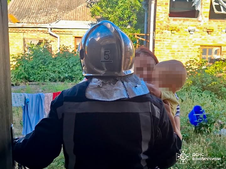 У Вінниці трирічна дитина зачинилася сама в будинку: рятувальники проникали через вікно