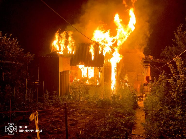 На Вінниччині зарядний пристрій спричинив пожежу в господарській будівлі