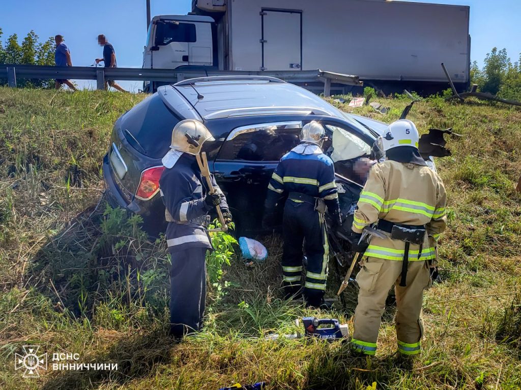 Біля Вінниці сталася ДТП: 61-річну пасажирку затисло в авто