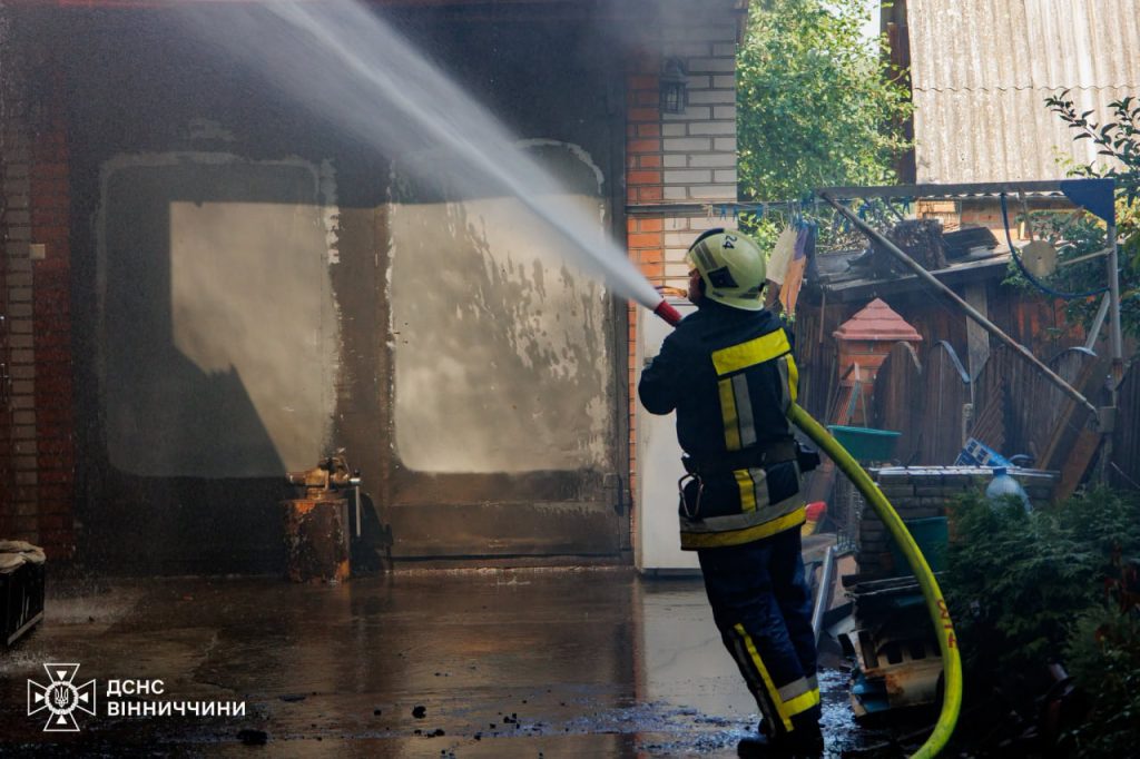 Масштабна пожежа у Вінниці: рятувальники врятували сусідні будинки від вогню