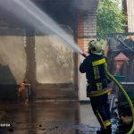 Масштабна пожежа у Вінниці: рятувальники врятували сусідні будинки від вогню
