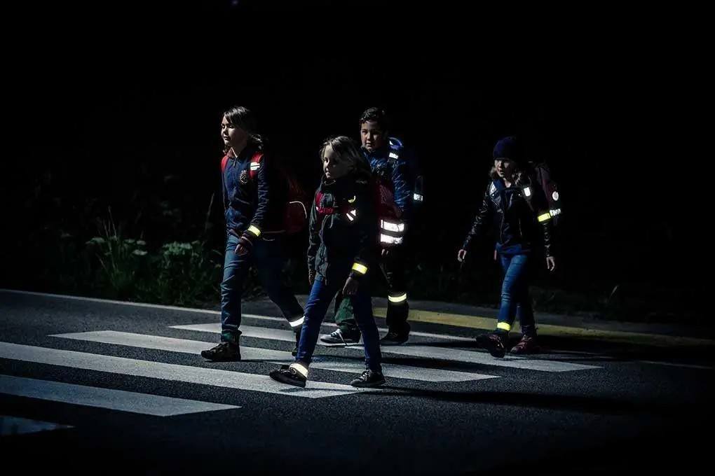 Світловідбивальні елементи можуть врятувати життя: що повинні знати пішоходи