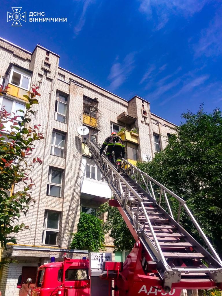У Вінниці рятувальники через вікно потрапили до квартири, щоб врятувати пенсіонерку