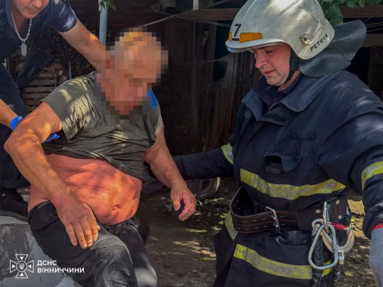 У Літині чоловік вижив після падіння в 8-метрову криницю