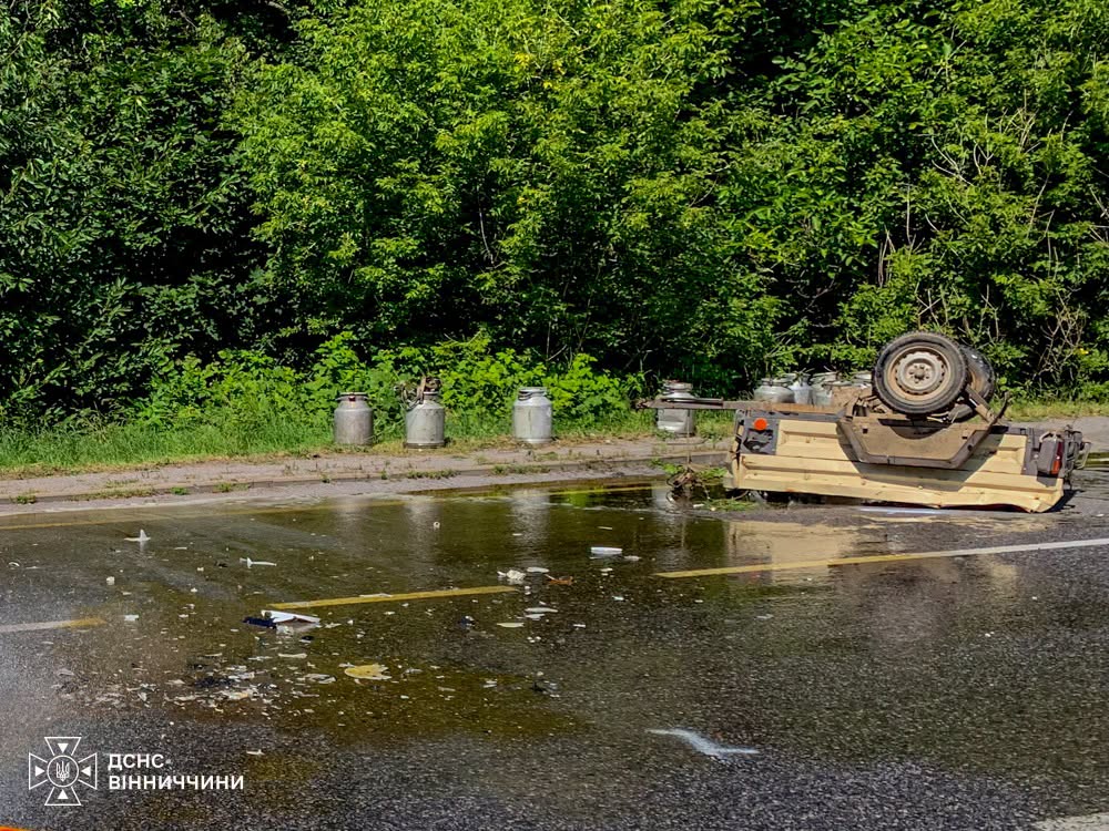 Мед на дорозі та пошкоджені авто: у ДТП на Вінниччині постраждав водій