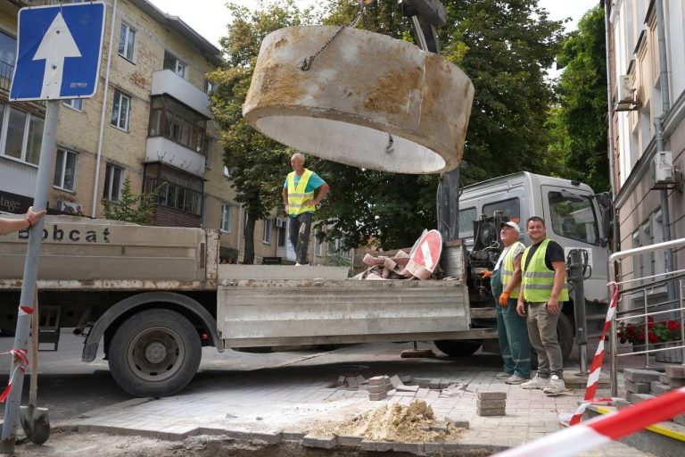 У центрі Вінниці оновлюють водогін, який працює ще з 1911 року