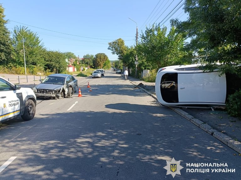 Дві аварії за п'ять хвилин: на Вінниччині травмувалися троє людей