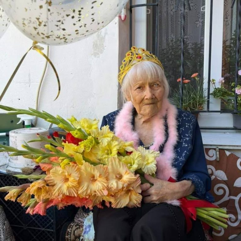 Пережила війну і понад 44 роки працювала: у Вінниці привітали 100-річну ювілярку