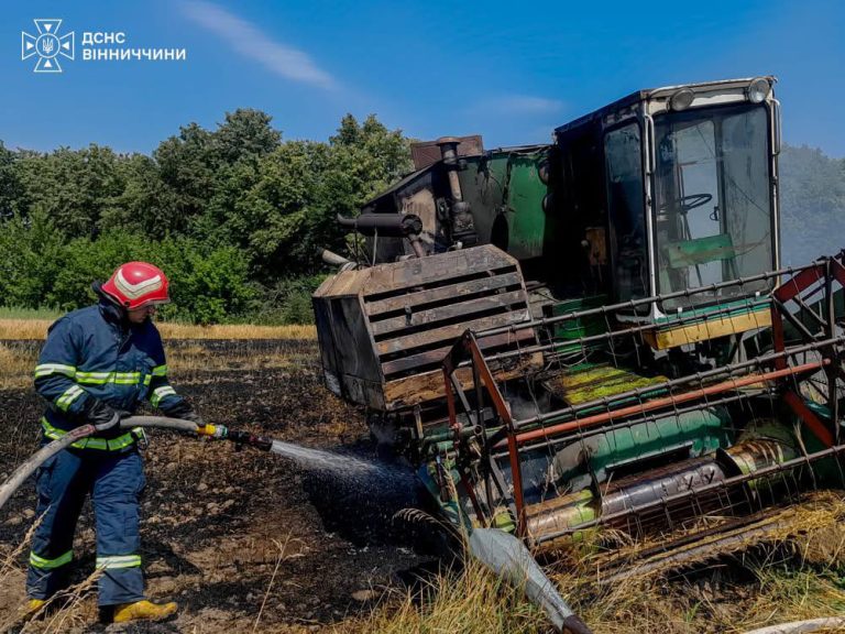 На Вінниччині горіли комбайн, два сінники та гараж: що стало причиною пожеж