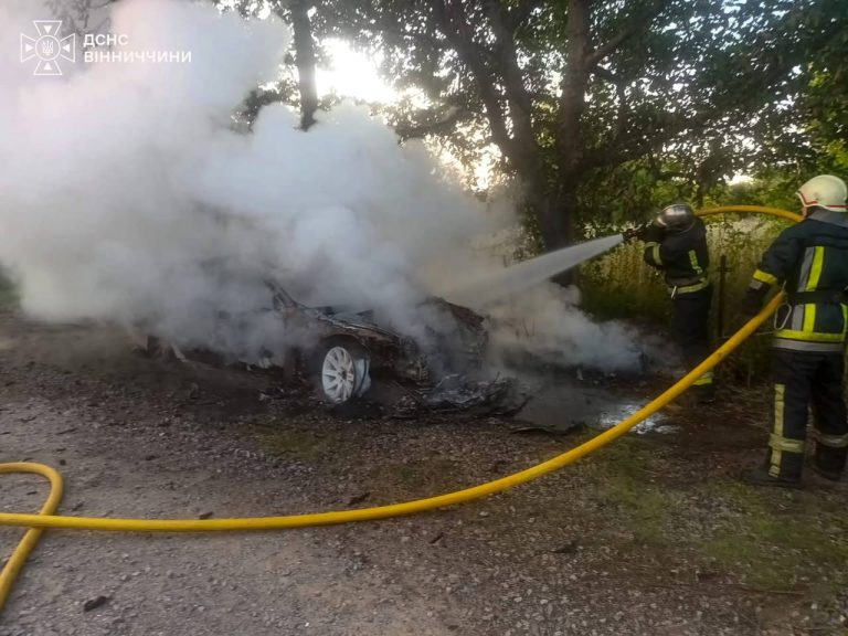 На Вінниччині горіли квартири, літня кухня та два авто: одна людина постраждала