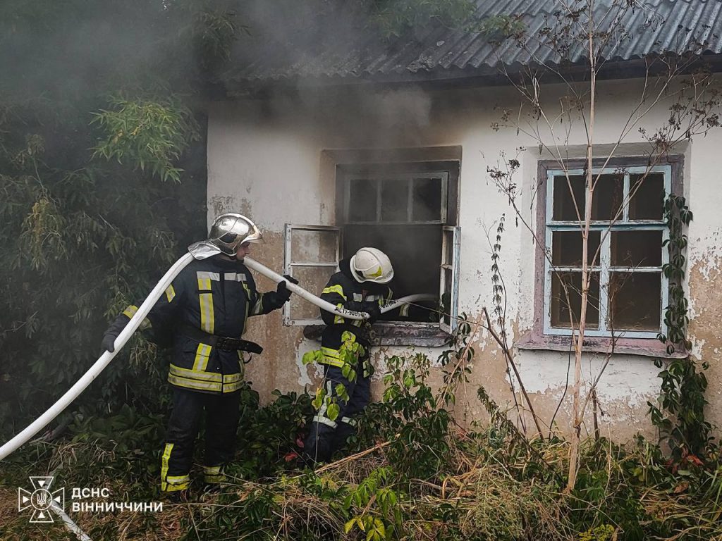 На Вінниччині горіли диван, солома та господарські споруди: люди не постраждали