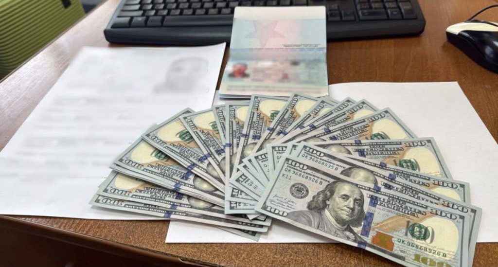 На Вінниччині чоловік із сирійським паспортом пропонував прикордонниці $3000 хабара