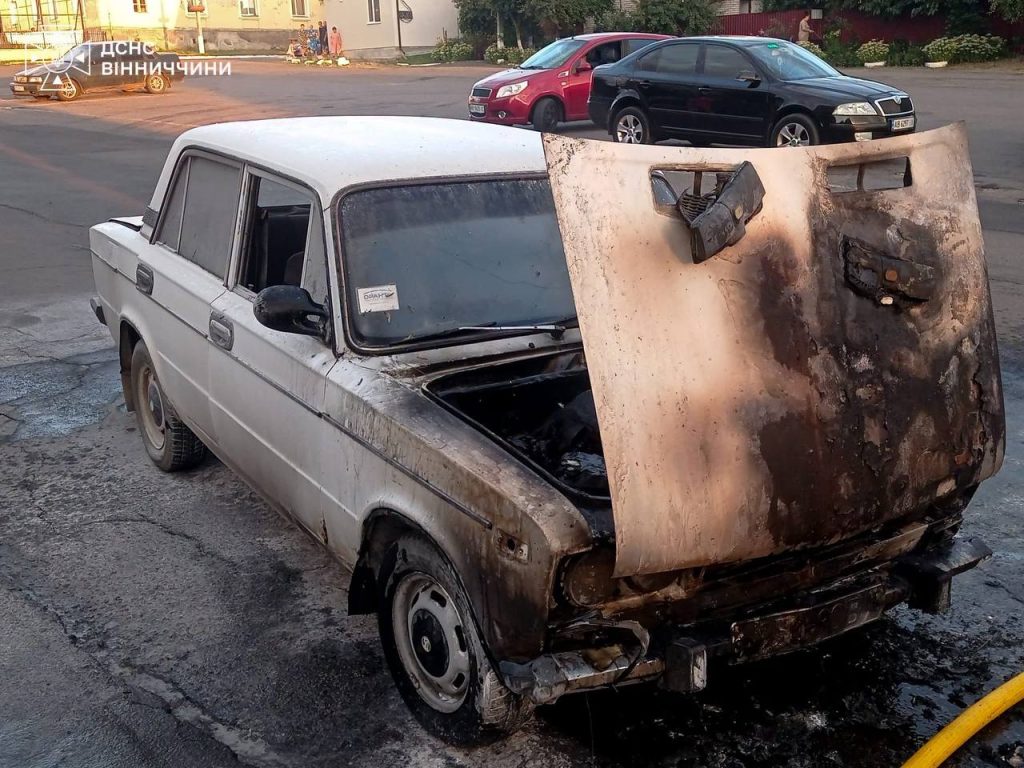 Автомобіль загорівся після ДТП: рятувальники Вінниччини ліквідували шість пожеж