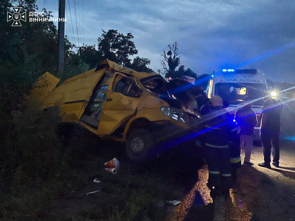 ДТП на Вінниччині: пасажир витягнув травмованого водія із салону