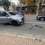 У Вінниці Mercedes зіткнувся з електросамокатом: 25-річну дівчину госпіталізували