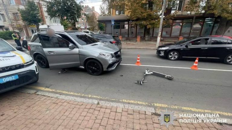 У Вінниці Mercedes зіткнувся з електросамокатом: 25-річну дівчину госпіталізували