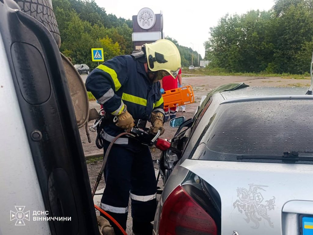 На Вінниччині у ДТП водійку затисло в автомобілі