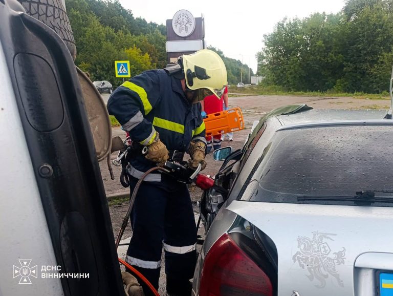 На Вінниччині у ДТП водійку затисло в автомобілі
