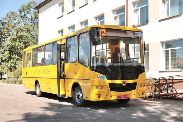 Уланівський ліцей отримав новий шкільний автобус: громаді потрібно ще два