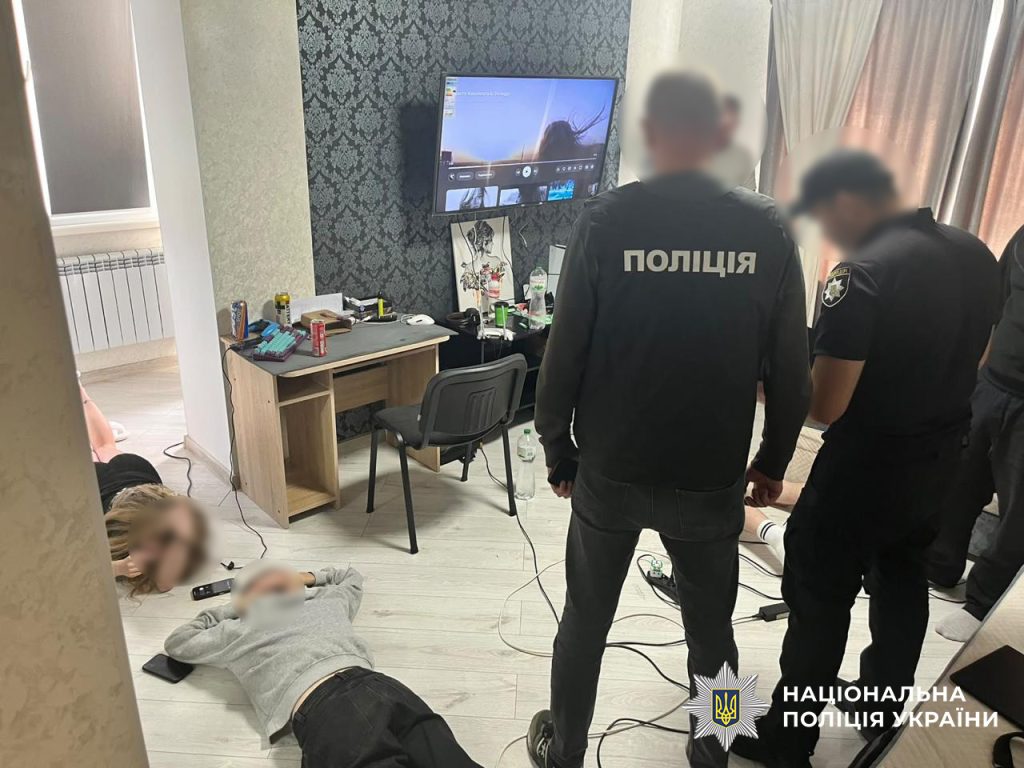 Банки, держпослуги та сайти знайомств: на Вінниччині викрили два шахрайські кол-центри