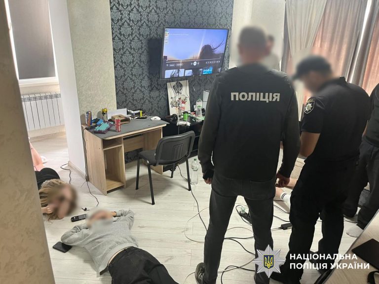 Банки, держпослуги та сайти знайомств: на Вінниччині викрили два шахрайські кол-центри
