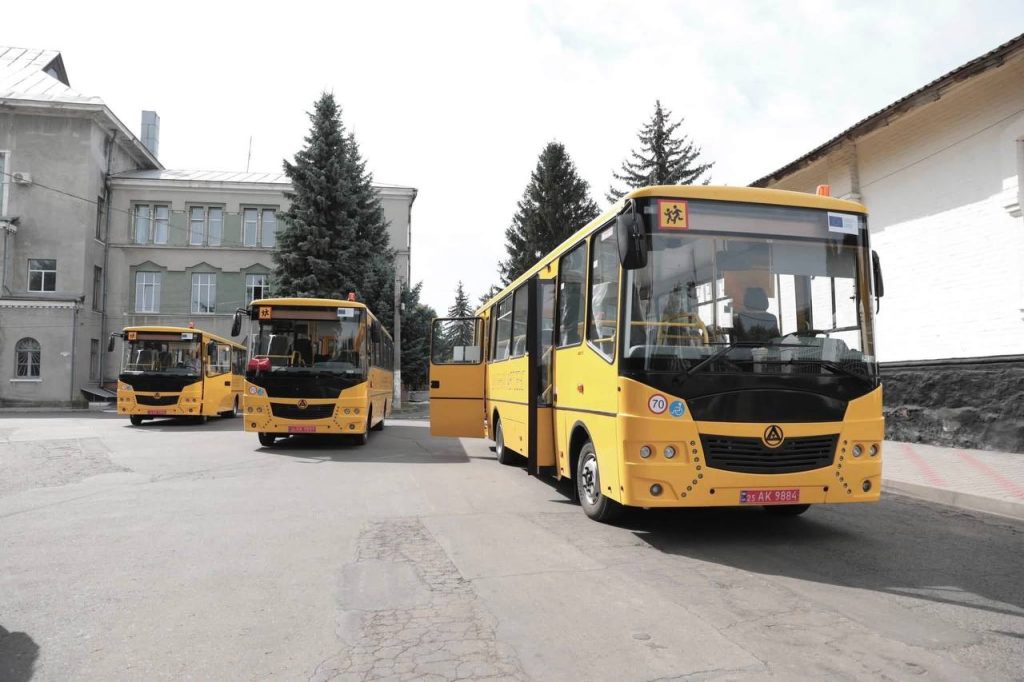 Три інклюзивні шкільні автобуси передали Тульчинській, Шпиківській та Городківській громадам