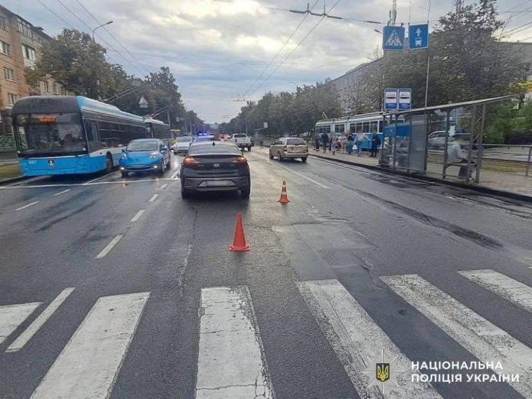 У Вінниці Hyundai збив 23-річну дівчину на пішохідному переході