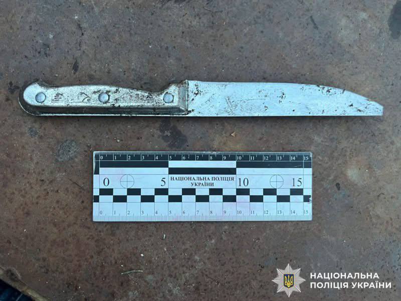 На Вінниччині чоловік побив односельця та вдарив його ножем під час конфлікту