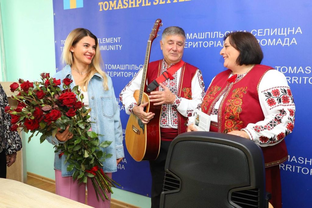 Лариса Білозір передала нову акустичну систему для Гнатківського будинку культури